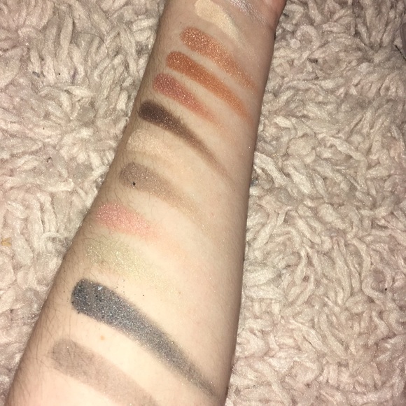 Essential eyes 28 color eyeshadow palette - Picture 5 of 5